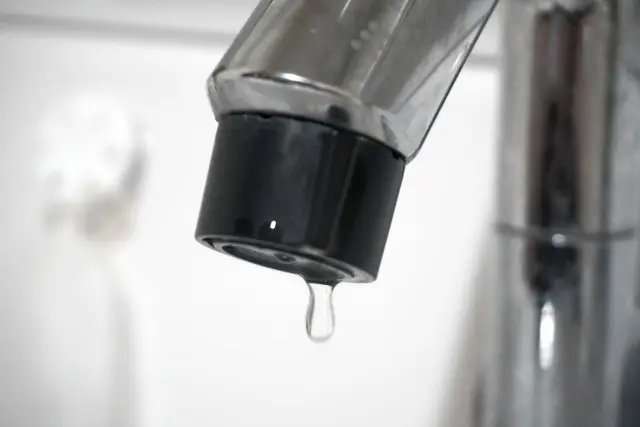 蛇口の水漏れ修理作業